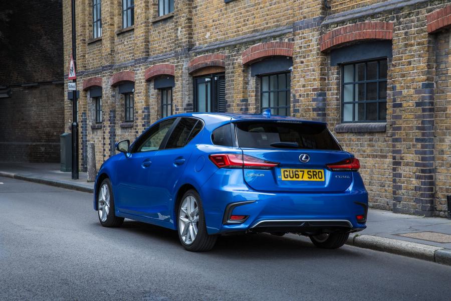  Lexus CT200h 2017 года  (UK) (фото 19 из 38)